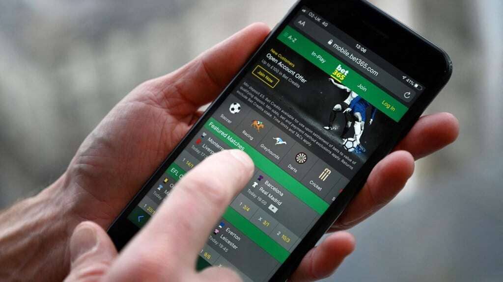 Sport Bet365 app in the hands of an active player.